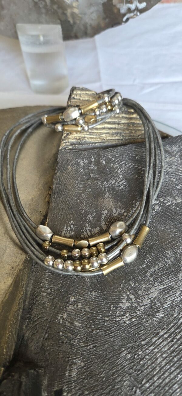 Collier femme cuir rond gris et ses passants argent et doré