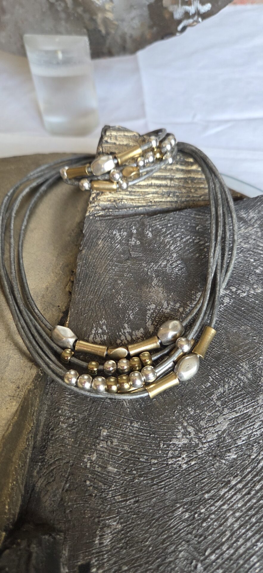 Collier femme cuir rond gris et ses passants argent et doré