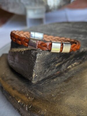 Bracelet homme en cuir tressé marron et ses passants argentés