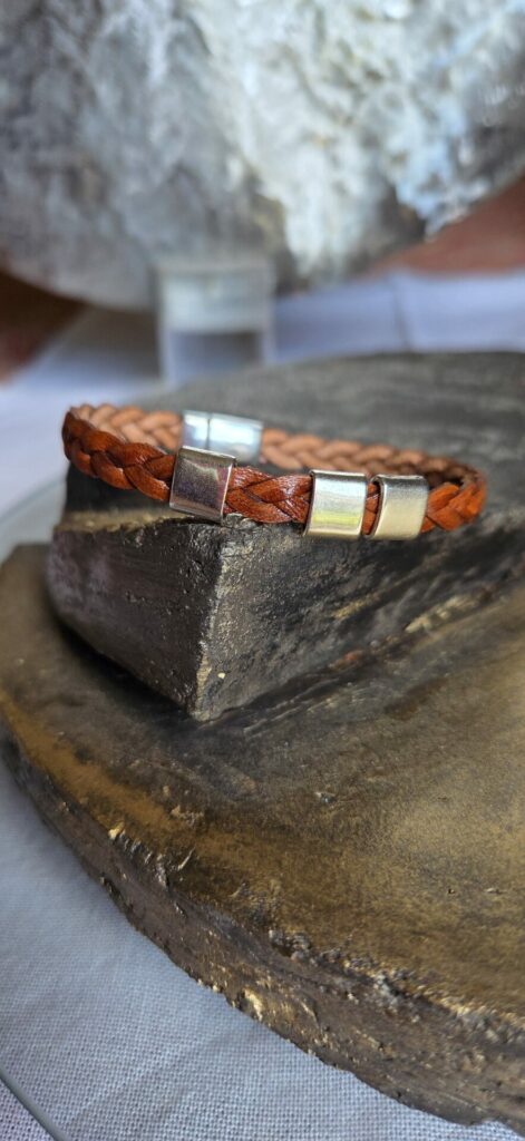 Bracelet homme en cuir tressé marron et ses passants argentés