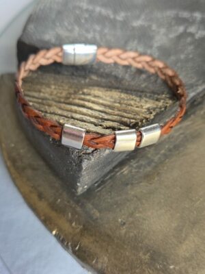 Bracelet homme en cuir tressé marron et ses passants argentés