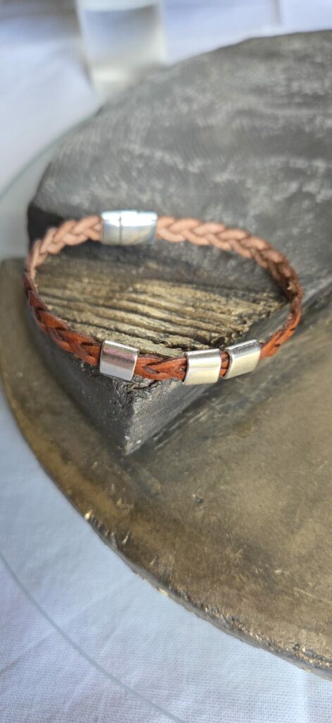 Bracelet homme en cuir tressé marron et ses passants argentés