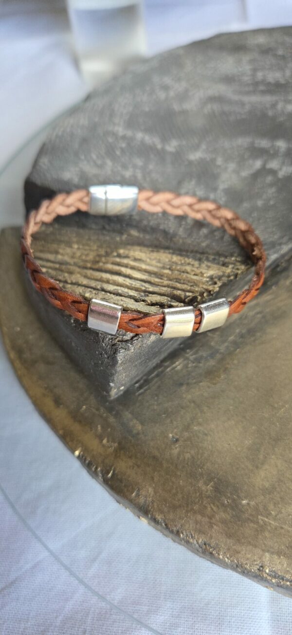 Bracelet homme en cuir tressé marron et ses passants argentés