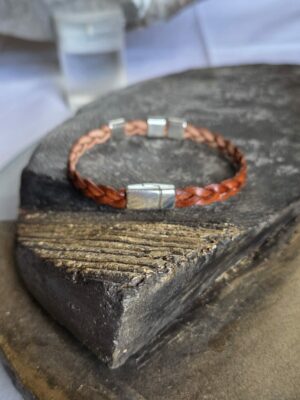 Bracelet homme en cuir tressé marron et ses passants argentés