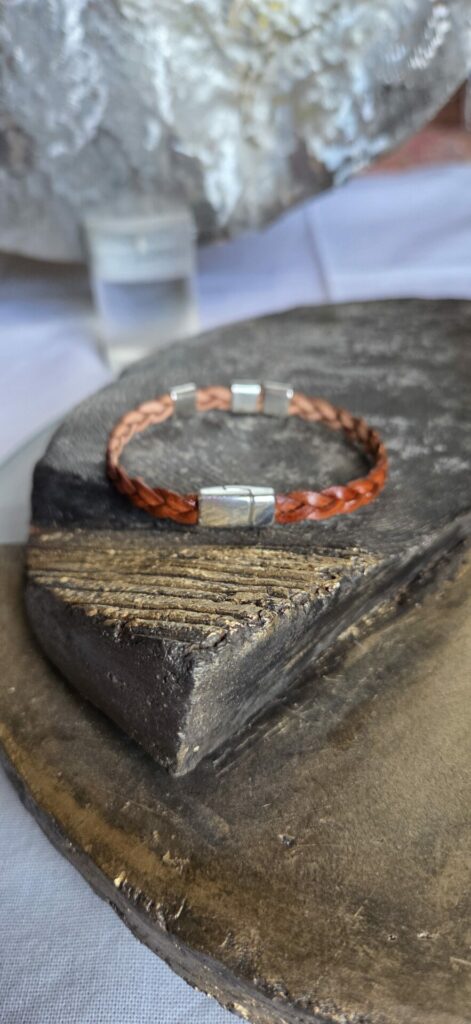 Bracelet homme en cuir tressé marron et ses passants argentés