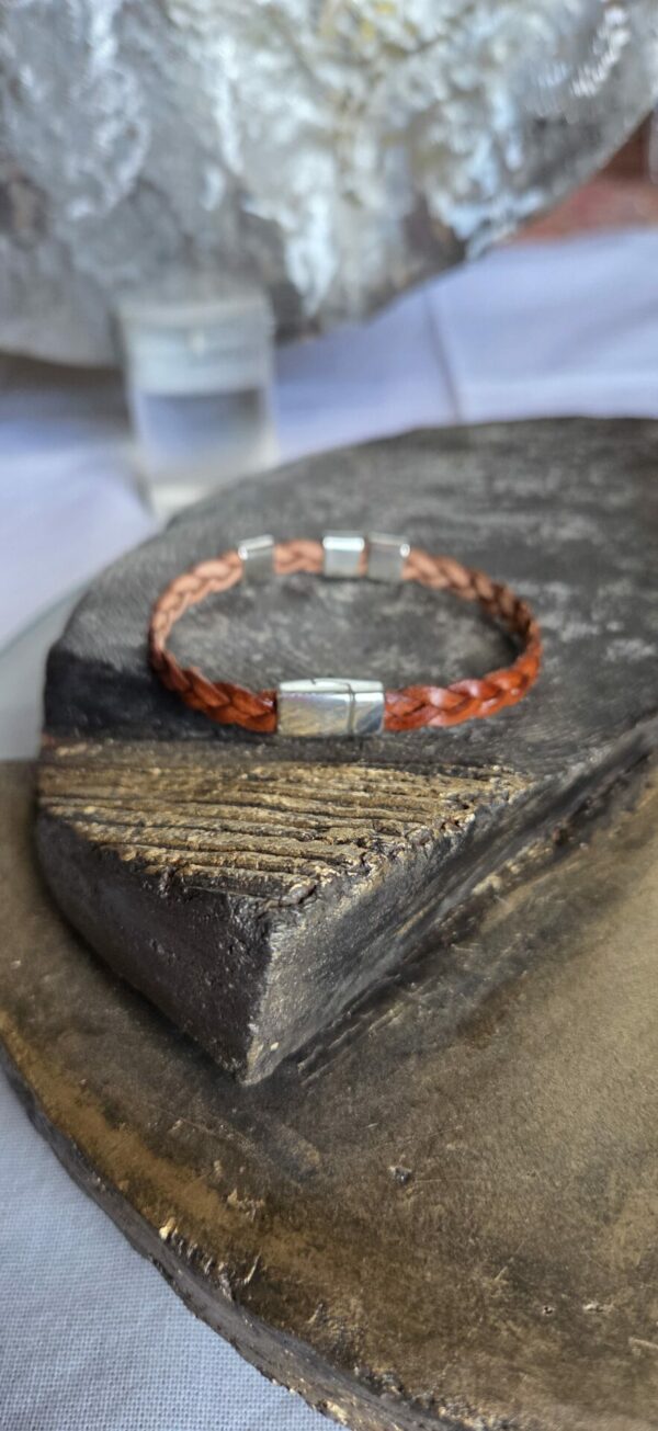 Bracelet homme en cuir tressé marron et ses passants argentés