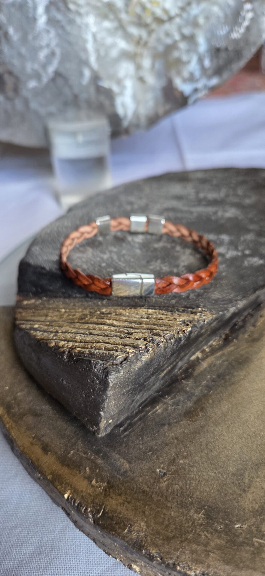 Bracelet homme en cuir tressé marron et ses passants argentés