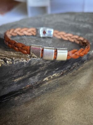 Bracelet homme en cuir tressé marron et ses passants argentés