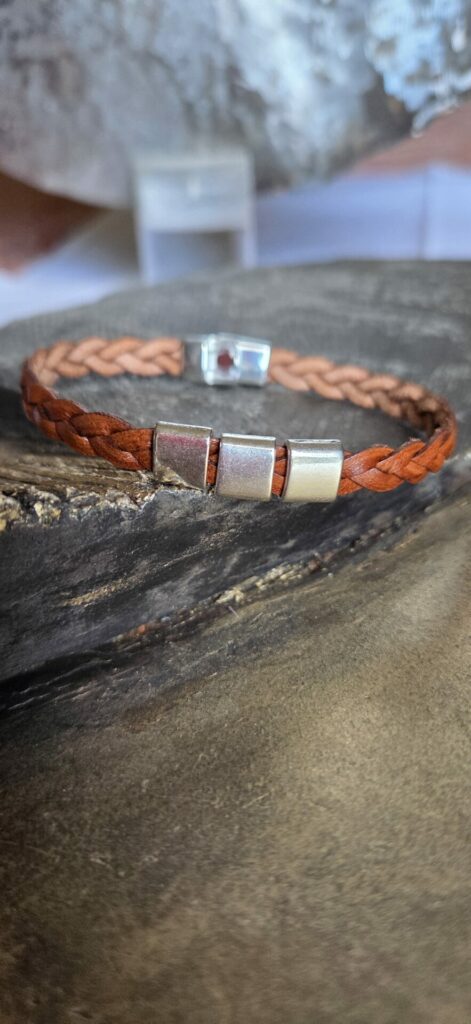 Bracelet homme en cuir tressé marron et ses passants argentés