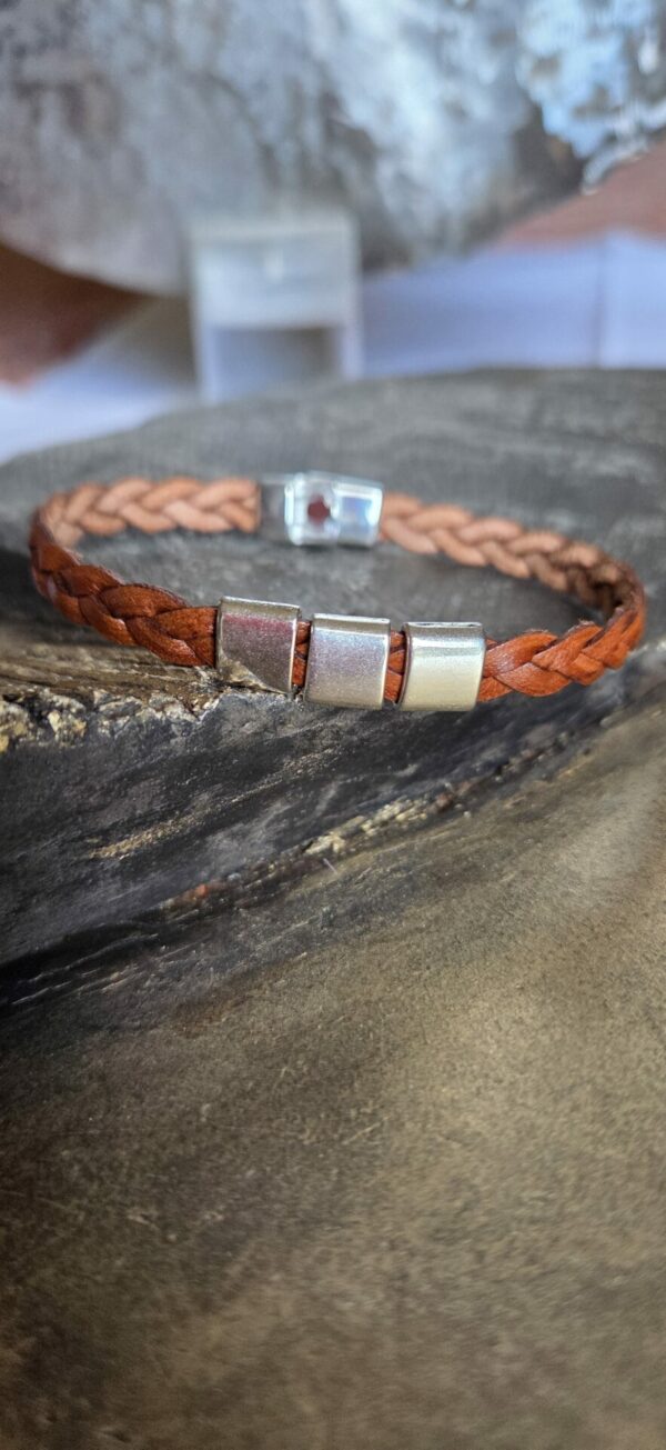 Bracelet homme en cuir tressé marron et ses passants argentés