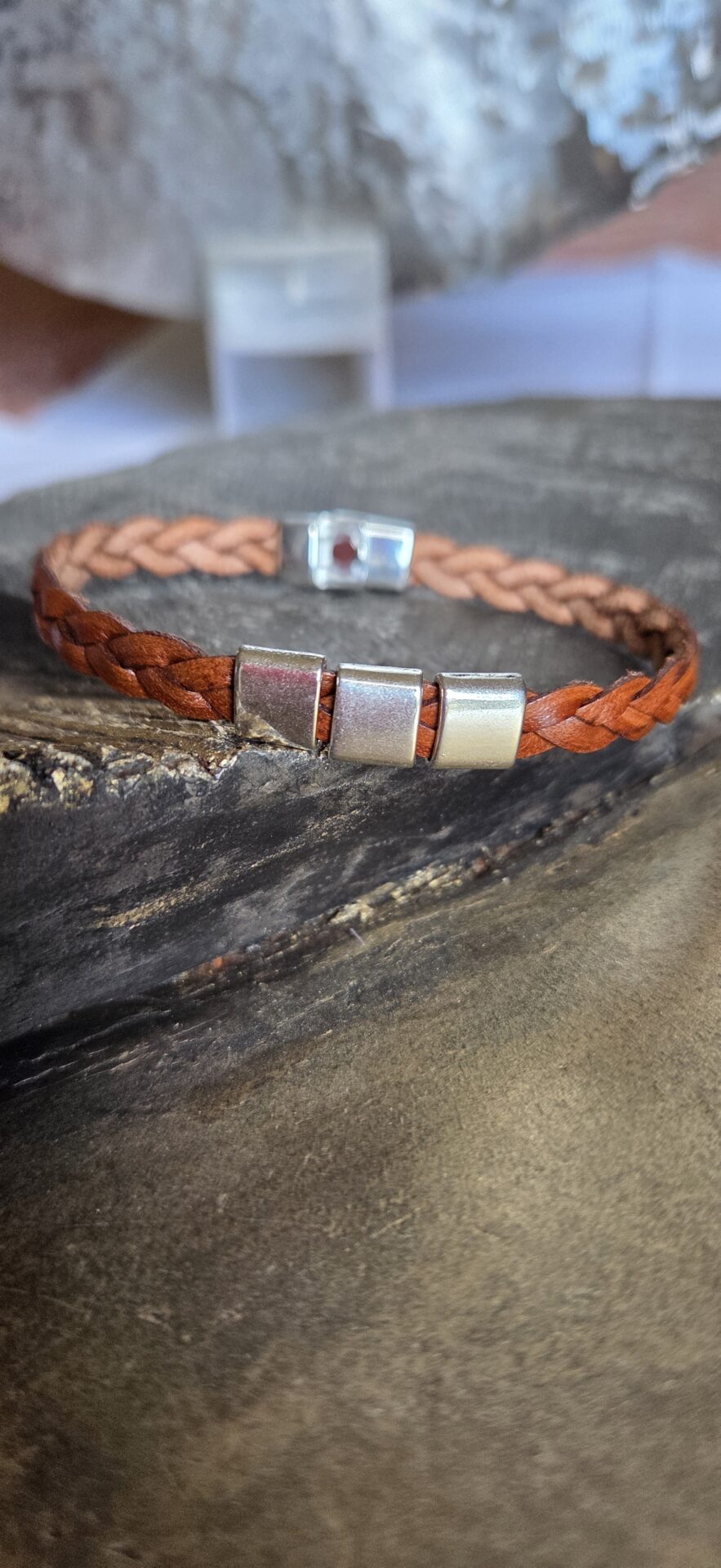 Bracelet homme en cuir tressé marron et ses passants argentés