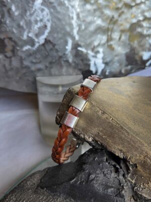 Bracelet homme en cuir tressé marron et ses passants argentés