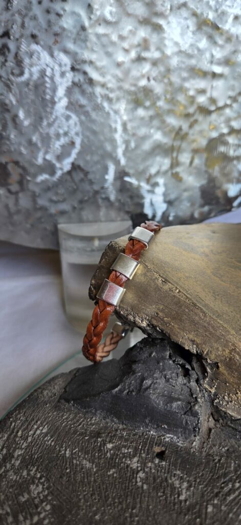 Bracelet homme en cuir tressé marron et ses passants argentés