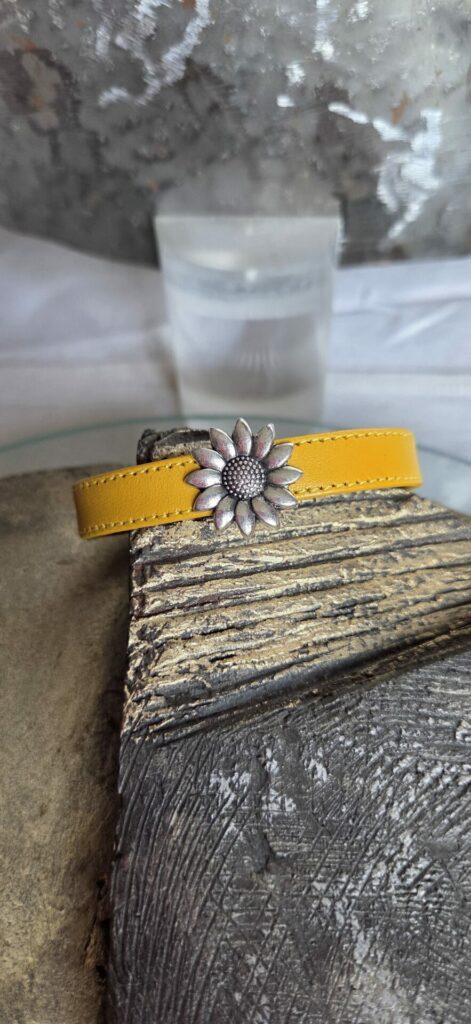 Bracelet femme en cuir souple jaune, et son tournesol