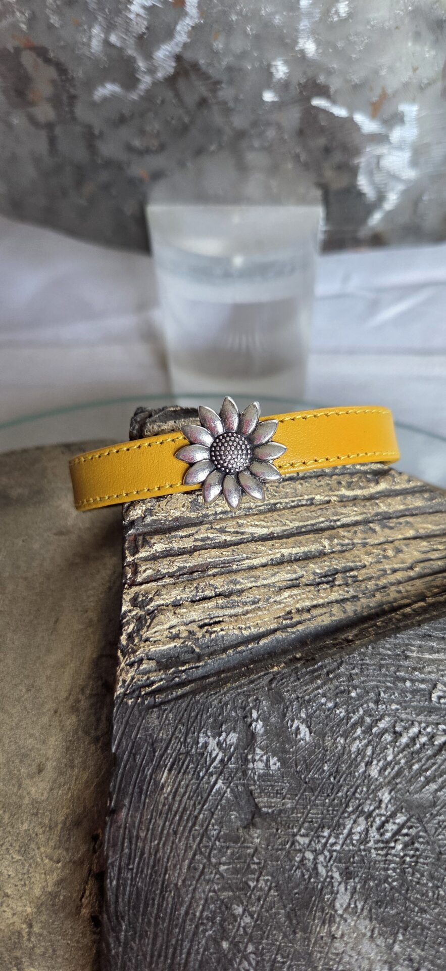 Bracelet femme en cuir souple jaune, et son tournesol