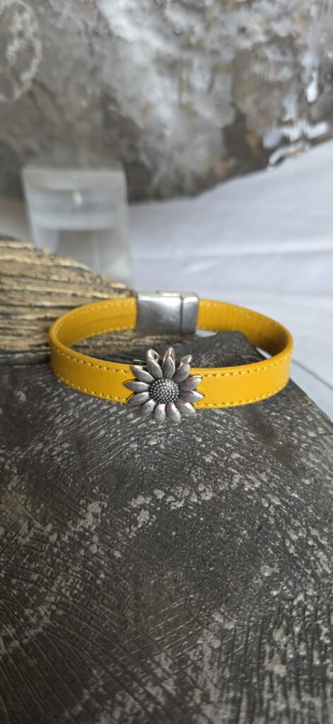 Bracelet femme en cuir souple jaune, et son tournesol