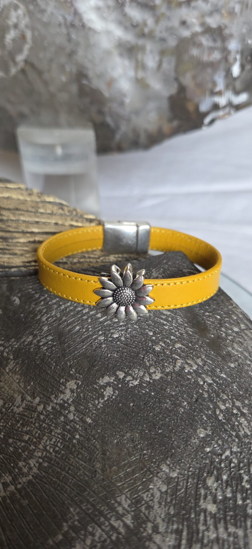 Bracelet femme en cuir souple jaune, et son tournesol