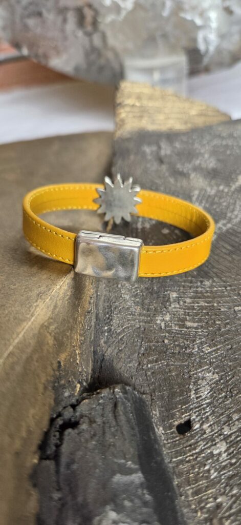 Bracelet femme en cuir souple jaune, et son tournesol