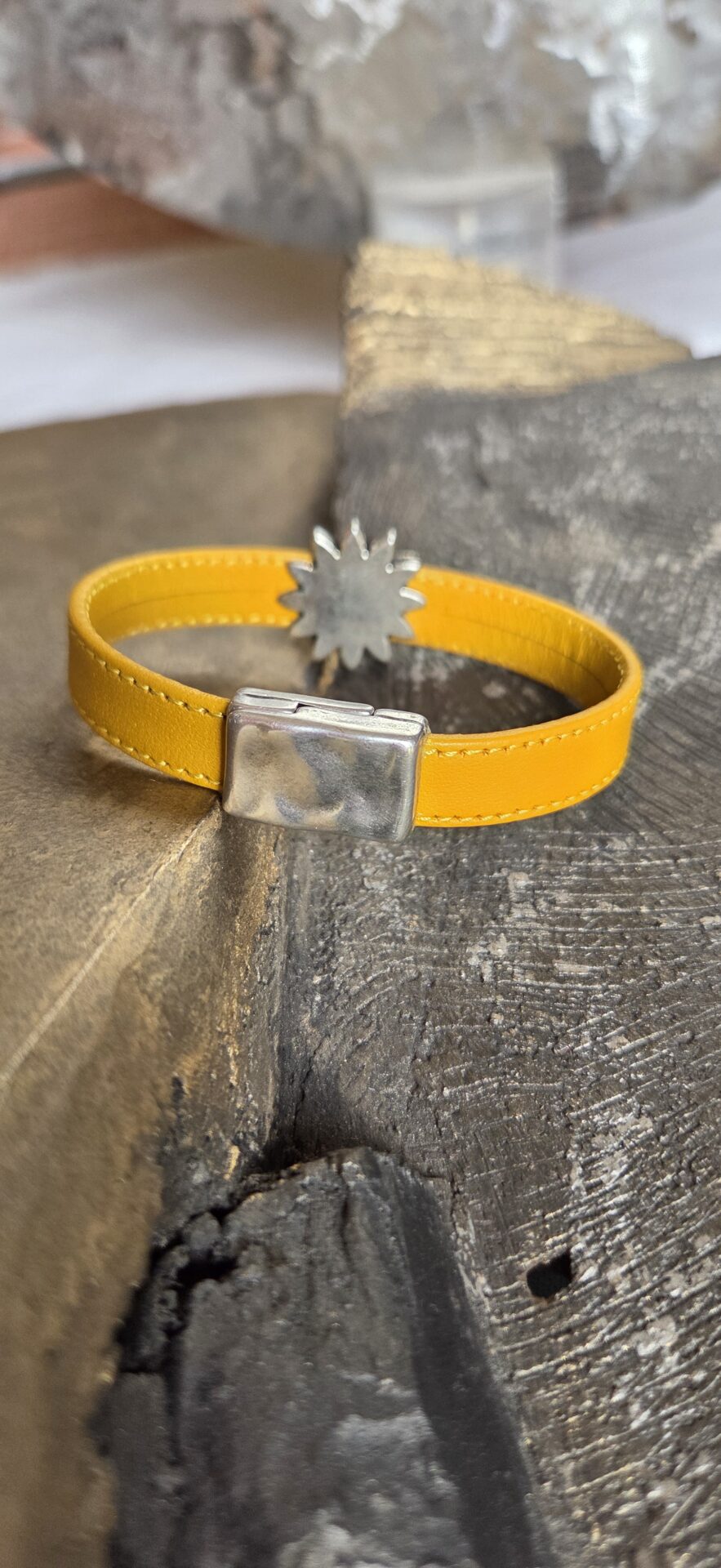 Bracelet femme en cuir souple jaune, et son tournesol