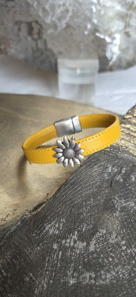 Bracelet femme en cuir souple jaune, et son tournesol