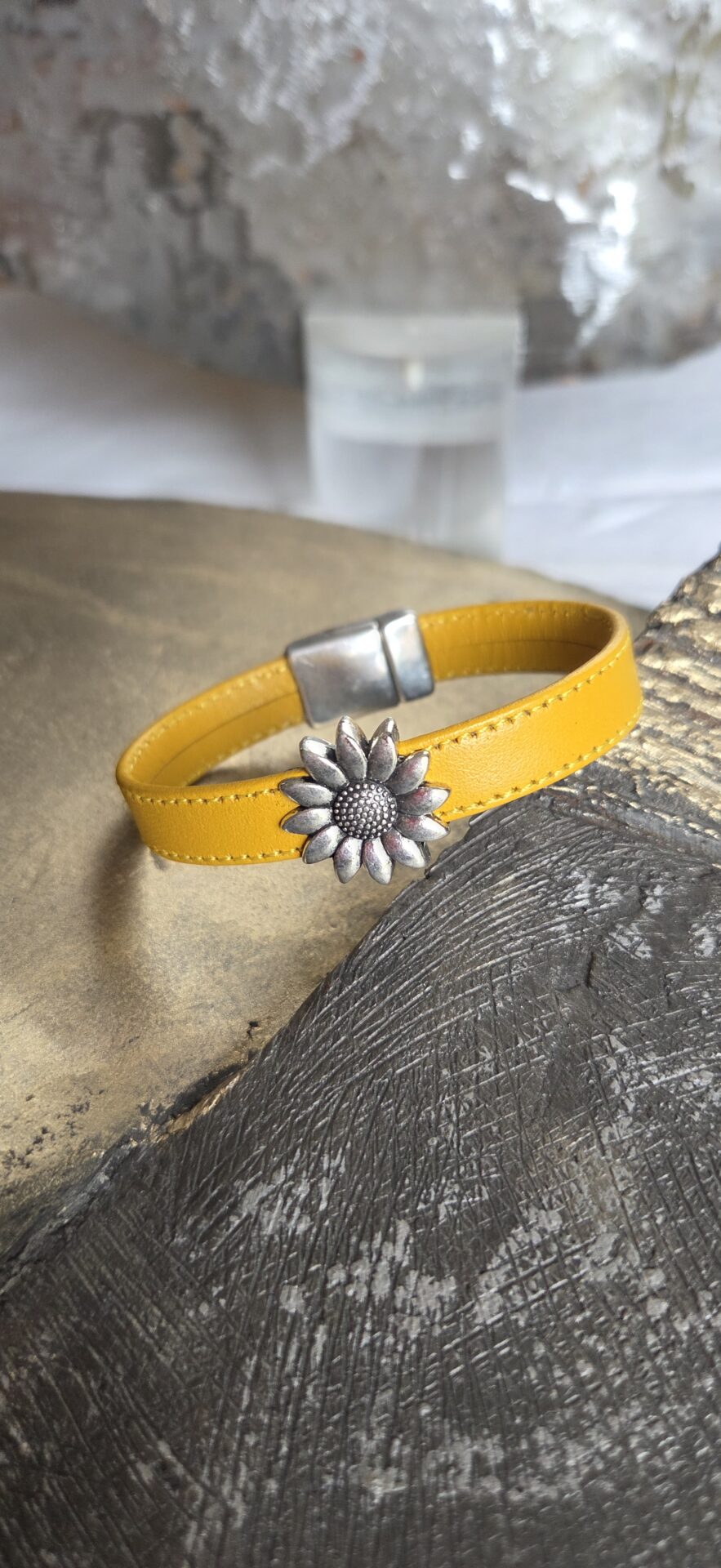 Bracelet femme en cuir souple jaune, et son tournesol