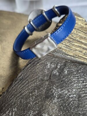 Bracelet femme en cuir souple bleu et ses passants argentés