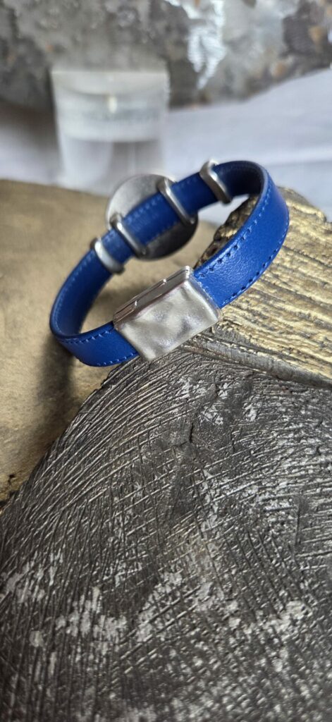 Bracelet femme en cuir souple bleu et ses passants argentés