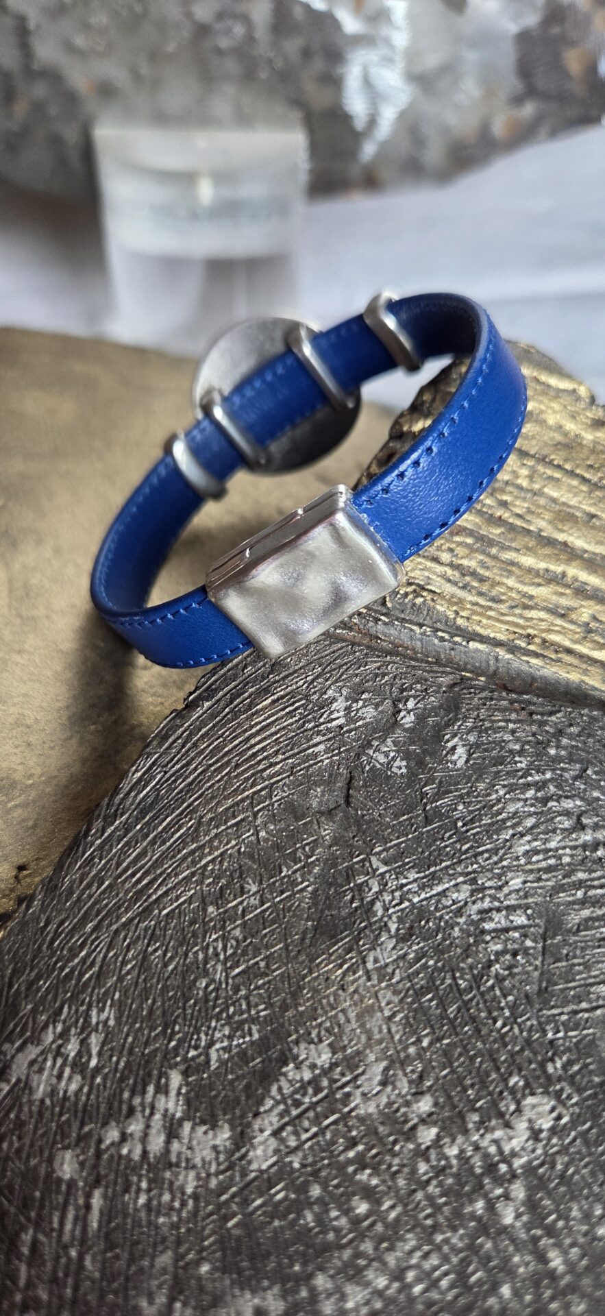 Bracelet femme en cuir souple bleu et ses passants argentés