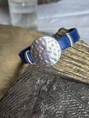 Bracelet femme en cuir souple bleu et ses passants argentés