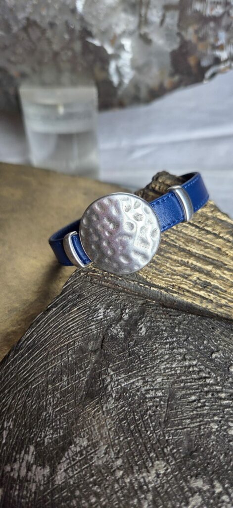 Bracelet femme en cuir souple bleu et ses passants argentés