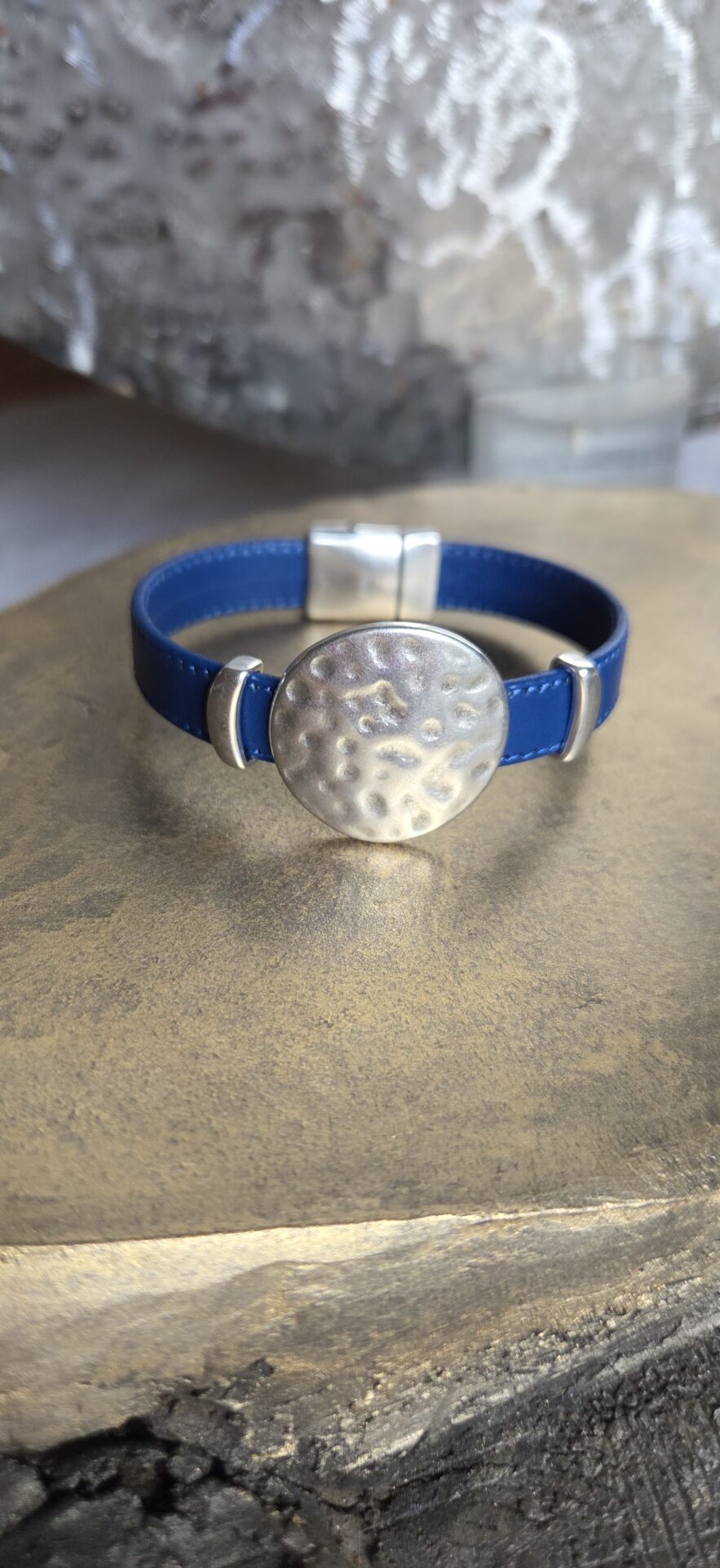 Bracelet femme en cuir souple bleu et ses passants argentés