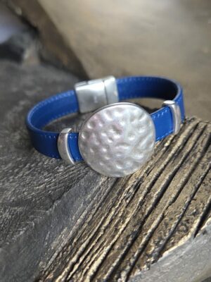 Bracelet femme en cuir souple bleu et ses passants argentés