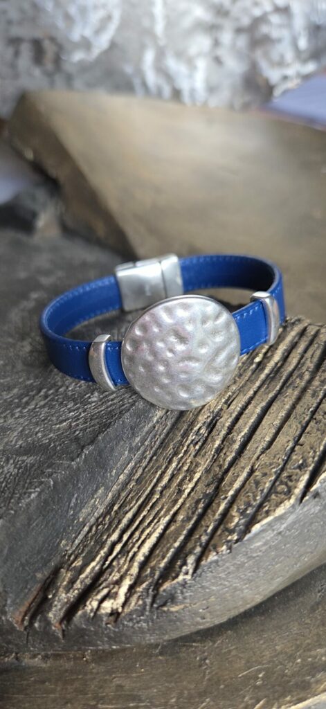 Bracelet femme en cuir souple bleu et ses passants argentés