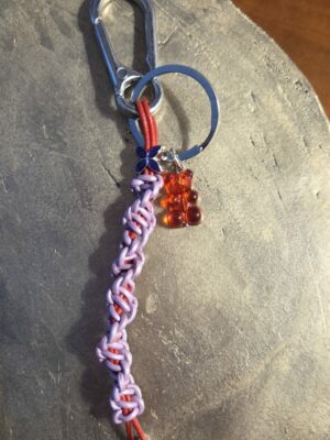 Porte clés en cuir tressé macramé rouge et rose nacré