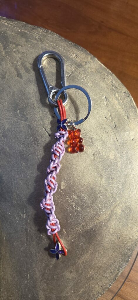 Porte clés en cuir tressé macramé rouge et rose nacré