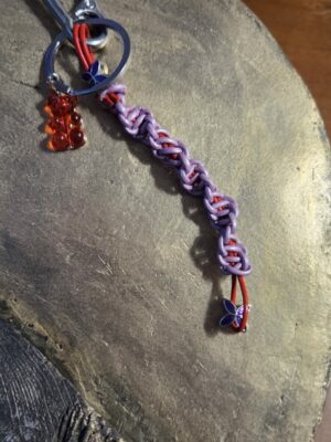 Porte clés en cuir tressé macramé rouge et rose nacré