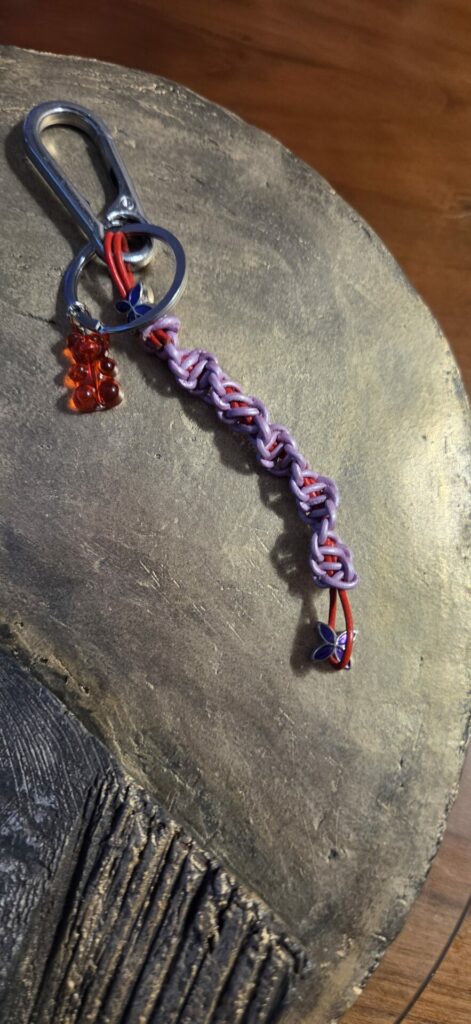 Porte clés en cuir tressé macramé rouge et rose nacré