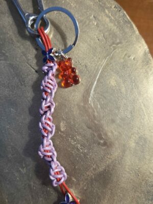 Porte clés en cuir tressé macramé rouge et rose nacré