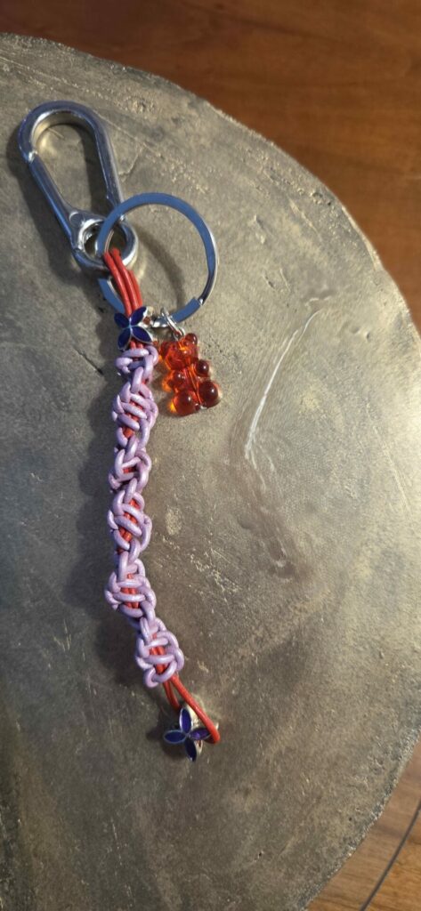 Porte clés en cuir tressé macramé rouge et rose nacré