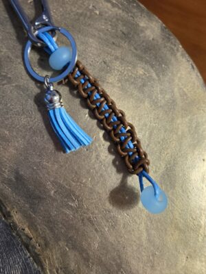 Porte clés en macramé de cuir marron et bleu