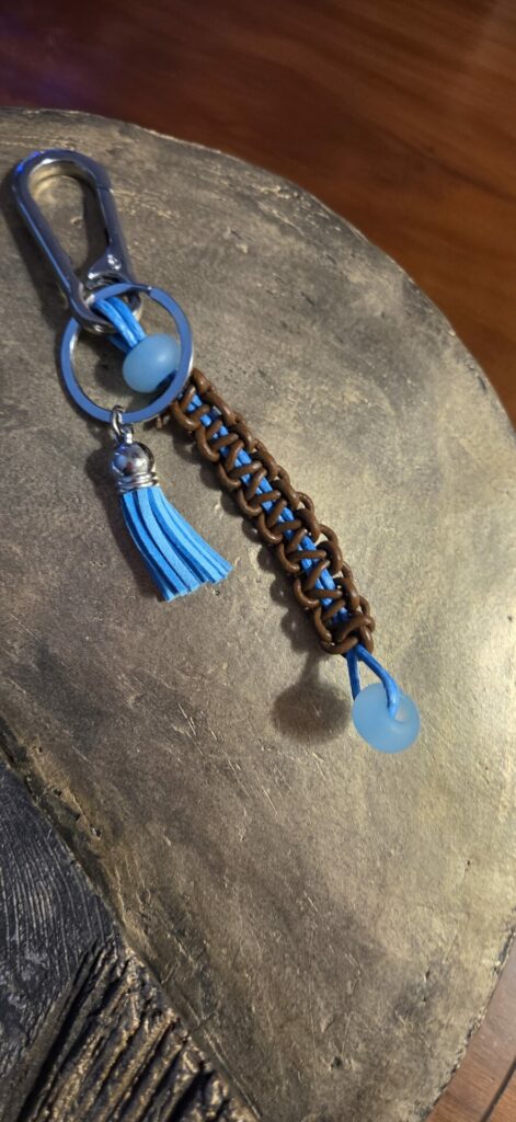 Porte clés en macramé de cuir marron et bleu