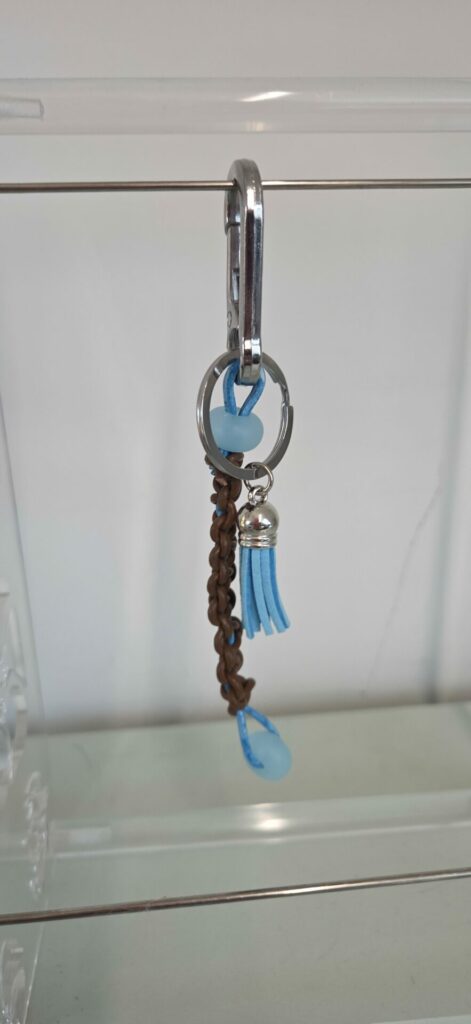Porte clés en macramé de cuir marron et bleu