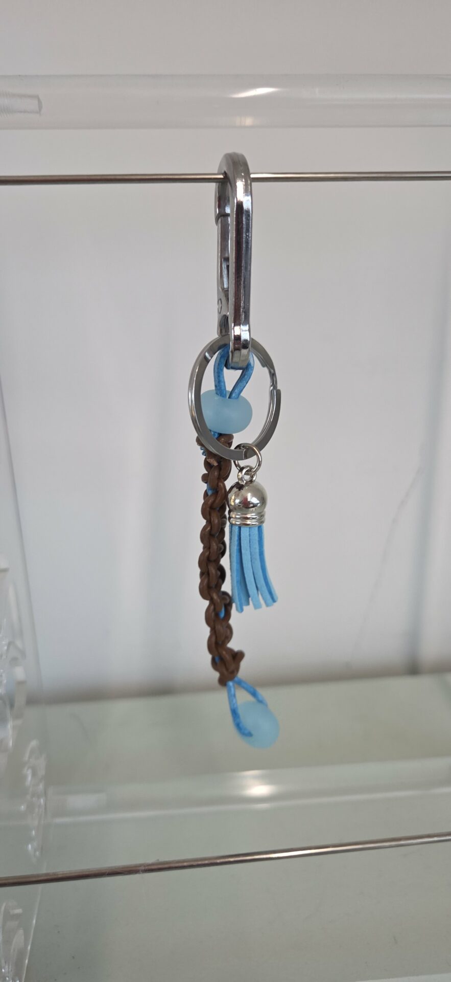 Porte clés en macramé de cuir marron et bleu