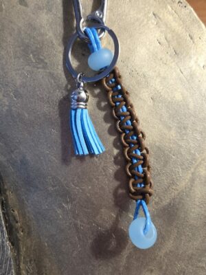 Porte clés en macramé de cuir marron et bleu