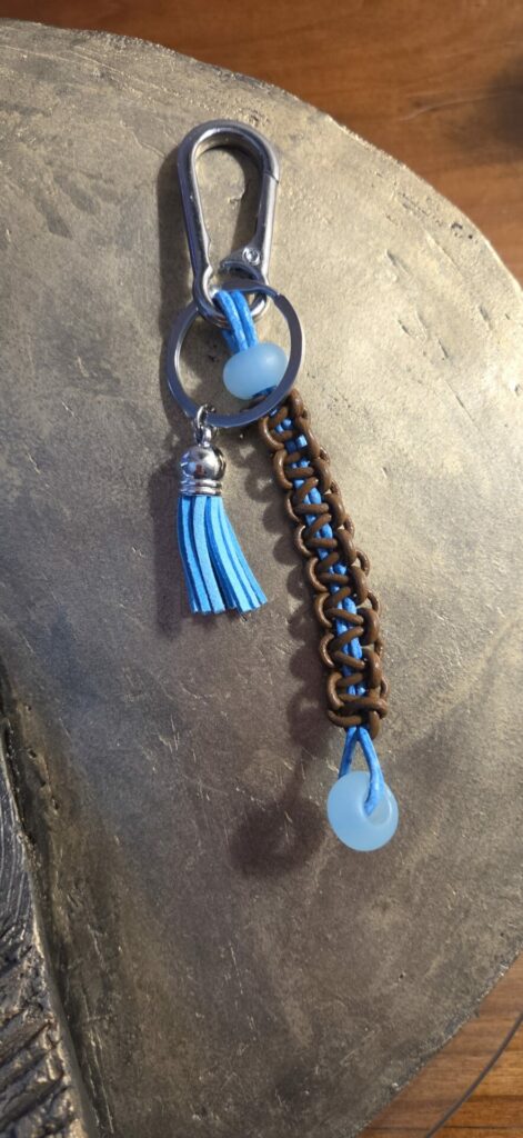 Porte clés en macramé de cuir marron et bleu