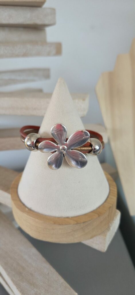 Bracelet femme cuir rond et grosse marguerite