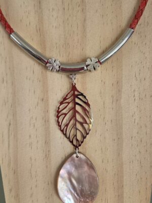 Collier femme en cuir tressé rouge antique, goutte rose en nacre, tubes et passants argentés
