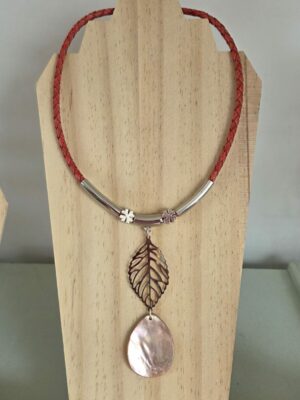 Collier femme en cuir tressé rouge antique, goutte rose en nacre, tubes et passants argentés