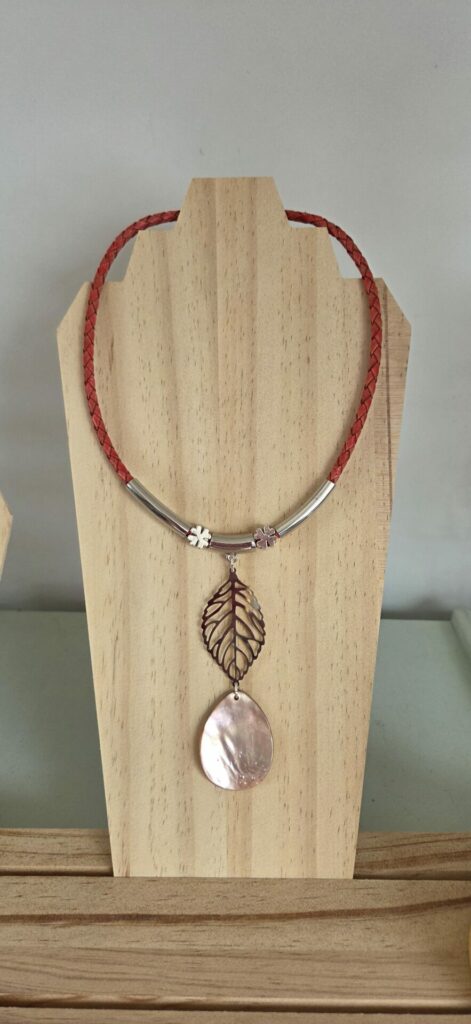 Collier femme en cuir tressé rouge antique, goutte rose en nacre, tubes et passants argentés