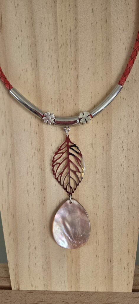 Collier femme en cuir tressé rouge antique, goutte rose en nacre, tubes et passants argentés